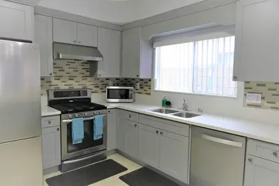 Image de 15% de réduction août offre spéciale! Maison de vacances spacieuse Anaheim