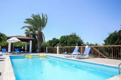Villa Lambriana-Villa de 4 chambres avec piscine privée et vue sur la mer