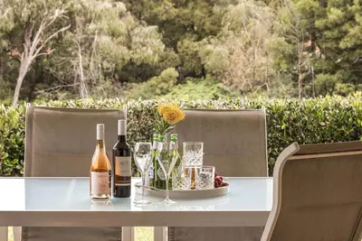 Image de Superbe villa contemporaine offrant tout ce dont vous avez besoin pour vous détendre.