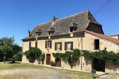 Image de Maison de charme en Aveyron au cœur de la nature près d'un chemin de randonnée.