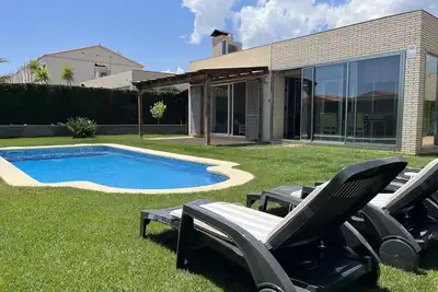 Belle villa de plain-pied avec piscine privée à 350m de la plage.