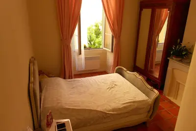 Image de Charmant, central et tranquilite absolue. <br>Appartement charmant, central et calme