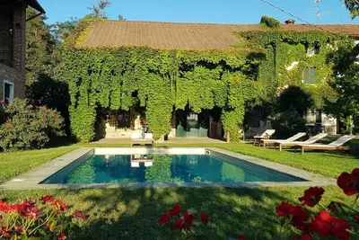 Image de Villa dans les vignobles de Monferrato. Ouverture de la piscine le 1er avril