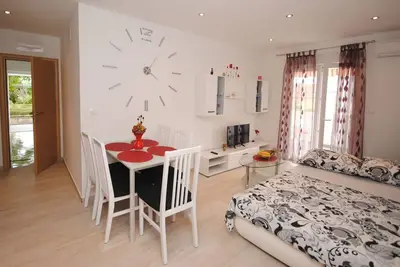 Image de Appartement mignon et coloré avec balcon