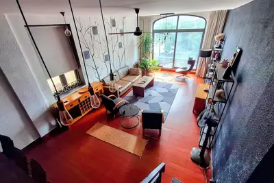 Image de Une grande maison coloniale française au cœur des événements de Saigon. Meilleur emplacement