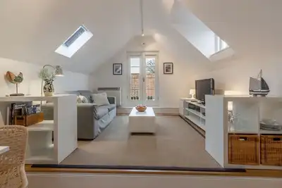 Image de Une incroyable conversion contemporaine d'un ancien hangar à bateaux, à quelques pas du quai de Wells. Il pr