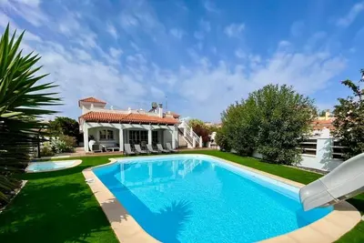 Image de Villa Ellie avec piscine privée, glissière de canal d'eau, table de billard et Wifi gratuit