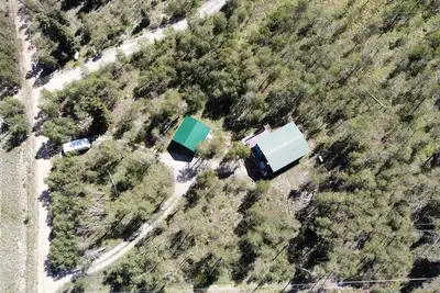 Image de Immense chalet de luxe moderne, isolé et isolé, entouré d'arbres!