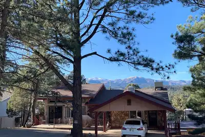 Image de Venado Maison de vacances situé au centre de Ruidoso peut accueillir confortablement 10!