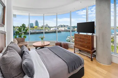 Image de Nouveau! Bord de l'eau au coeur de la ville avec 2 lits Queen!