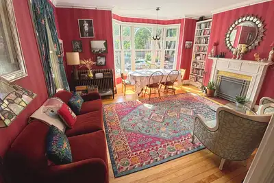 Image de Élégant et spacieux Townhouse familial w / jardin privé, à pied du centre-ville!