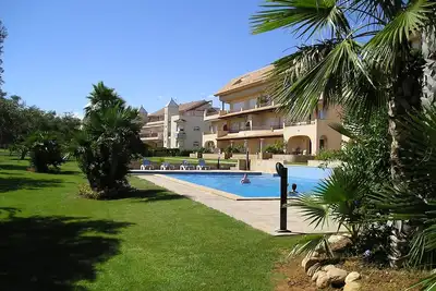 Image de Maison duplex moderne avec vue sur la piscine et les jardins communaux au Golf Panoramica,