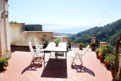 Image de Villa Sarino situé dans la nature avec vue panoramique mer et montagne