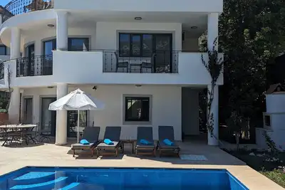 Image de Très proche de la ville, grande piscine privée, 10 couchages (Reductions Pour Les Petites Parties)