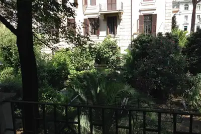 Image de Appartement saveur dans un bâtiment historique, dans le vert, dans le quartier Parioli.