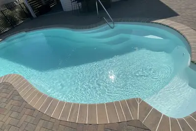 Image de Vues sur la mer de 4 chambres et piscine privée!