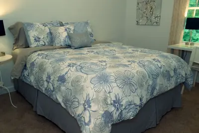 Image de 5 lits queen. Wifi, blanchisserie, à proximité des attractions