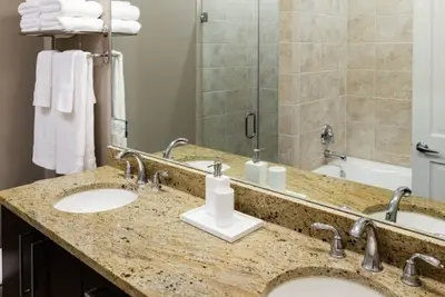 Image de En vedette sur le Travel Channel, 4 chambres 2 salles de bain à Wrigley Rooftop Building