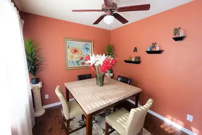 Image de 2000 pieds carrés-10 minutes de l'aéroport