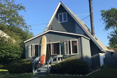 Image de Ditch Plains Beach A Frame House - 3 pâtés de maisons de la plage de l'océan