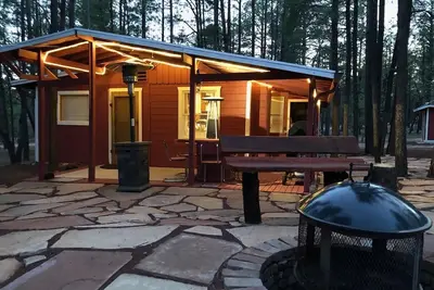 Image de Cabine de grand-mère, camping-car et tentes