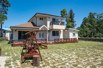 Image de Maison familiale en bois merveilleux à Jeju dans la nature