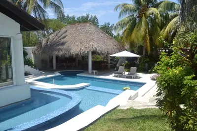 Image de Villa confortable de 4 chambres, fermée, plage, piscine, A / C, billard / ping-pong, temps chaud!