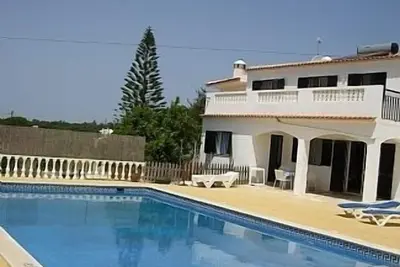 Image de Villa avec une piscine de taille olympique et une belle campagne Vues