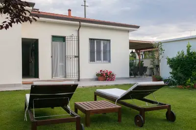 Image de Maison de style moderne avec grand jardin clos.