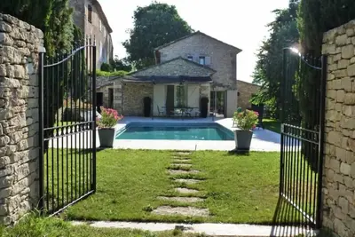 Image de :Ancienne Bergerie Renovée au Pied d'un Village Perché, commune de Gordes