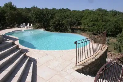 Image de Villa de charme avec vue imprenable, piscine privative, terrain de jeux