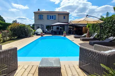 Image de Location atypique avec chalet, piscine et Jacuzzi climatisés dans le Sud-Ouest