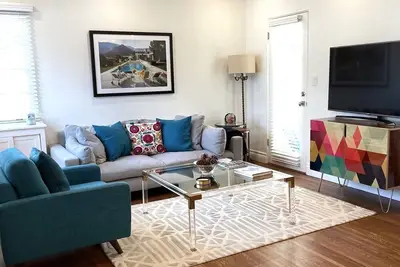 Image de Nouvelle liste! Serein, confortable, Immaculée maison récemment rénovée avec 2 chambres.