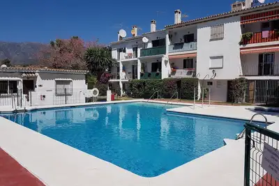 Image de Maison spacieuse avec wifi, piscine, terrasse sur le toit, tennis, jardins, vue sur la montagne