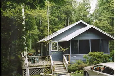 Image de Confort et beauté nichés entre les arbres.