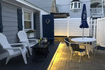 Image de Cottage de plage attaché à la maison multifamiliale avec accès privé direct à la plage