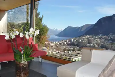 Image de Salon exclusif et ensoleillé avec vue sur le lac, nouvel immeuble appartement accès privé