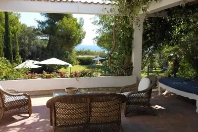 Image de Terrasse sur la mer: Otrante, accès direct à la plage de la villa avec vue sur la mer et rochers.