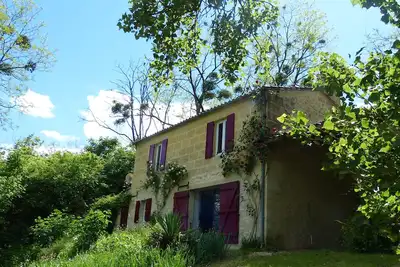 Image de Piqueroque : Un havre de paix au milieu des vignes et des bois.