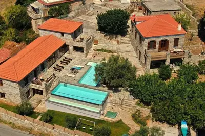Image de Maison de campagne traditionnelle avec piscine-Faites comme chez vous-La maison du Prince