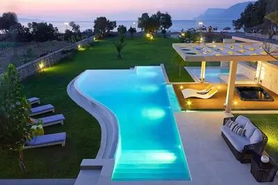 Image de Villa privée de luxe paisible avec piscine et jaccuzzi extérieur à seulement 20 m du se