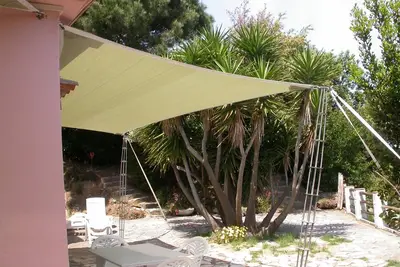 Image de grande maison directement sur la mer dans la région de Redinoce. Convient pour 10 personnes.