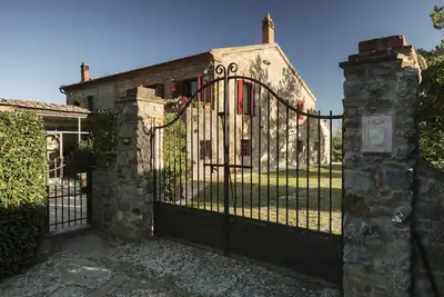 Image de Belle ferme restaurée avec piscine dans le calme des collines siennoises.