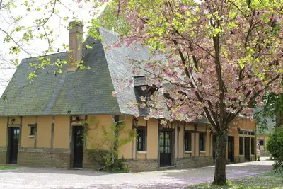 Image de Une maison de campagne confortable dans un parc à l’anglaise