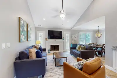 Image de Villa superbement rénovée avec piscine commune et golf sur place!