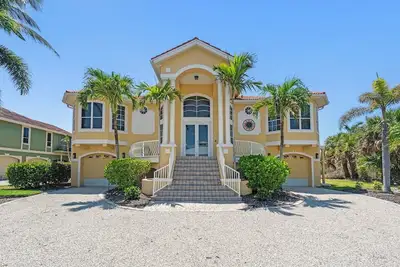 Image de Once Upon A Marée: superbe et spacieuse Beachview Pool Home à pied rapide de la plage