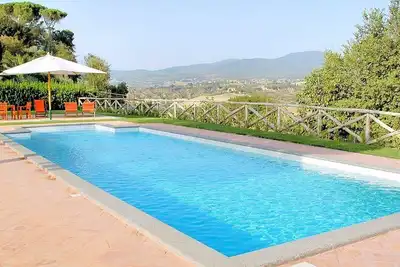 Image de Villa Darsia: Une splendide et lumineuse villa de deux étages entourée de prairies et de collines verdoyantes.