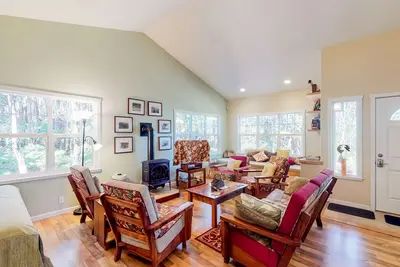 Image de Superbe retraite w / une cuisine complète, foyer au gaz, lanais meublé, et WiFi gratuit