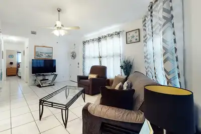 Dog-friendly, maison front de mer w / quai privé, piscine partagée, bain à remous