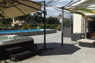 Image de Villa de charme 5 chambres climatisée piscine et spa + prise recharge électrique